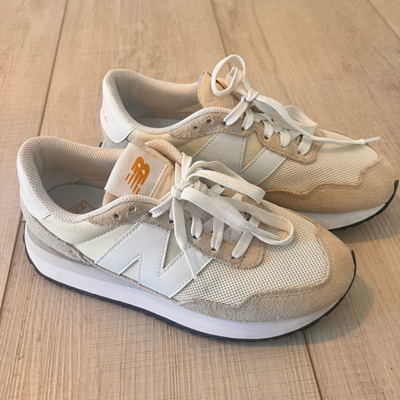 New Balance women’s 237 sneaker in calm taupe/white - Picture 2 of 5